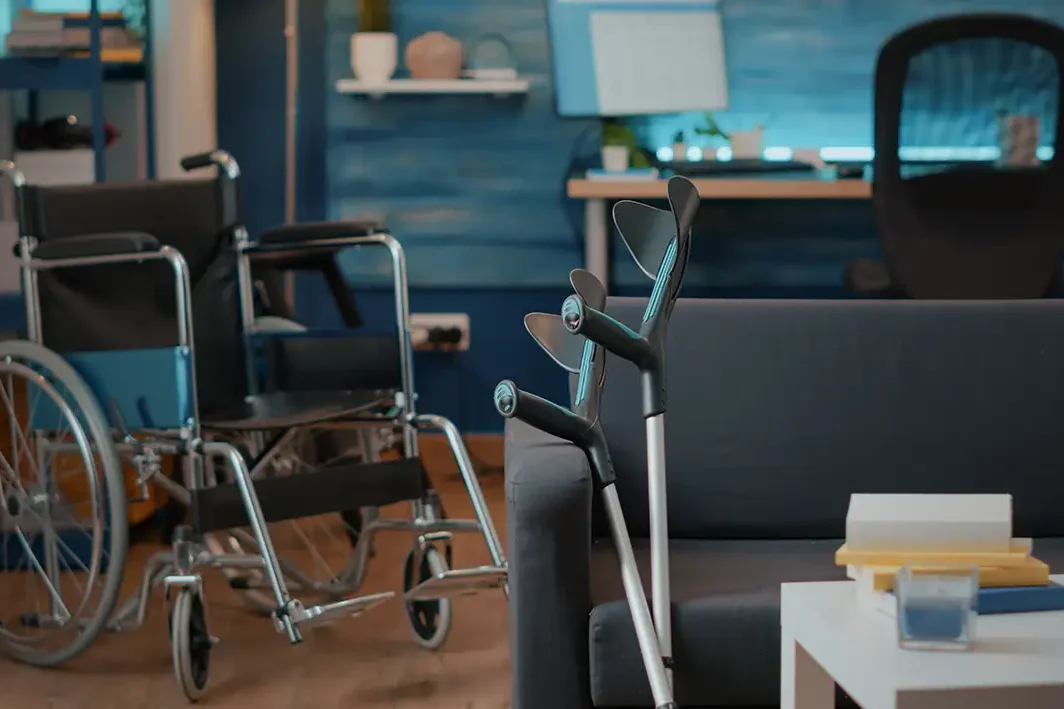sprzęt rehabilitacyjny do domu – co warto wybrać dla seniora i osoby z ograniczoną sprawnością